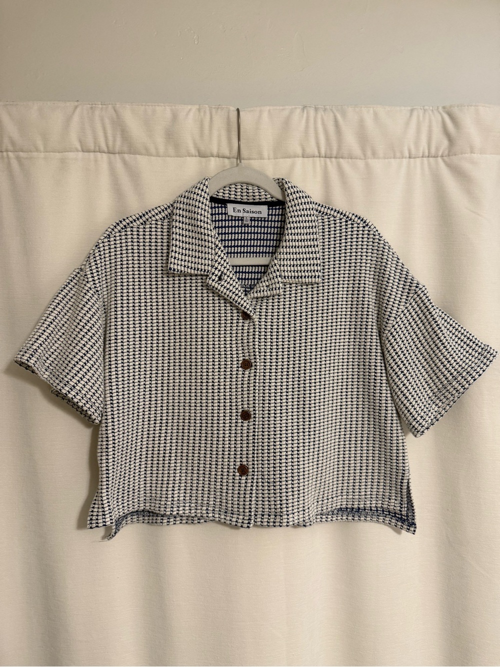 En Saison Short-Sleeve Cropped Shirt Jacket in Cream and Navy Houndstooth